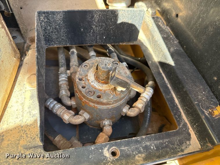 image for item EJ8804 2008 John Deere 200D LC excavator