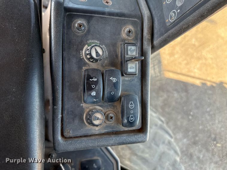 image for item EJ8805 2012 John Deere 772GP motor grader