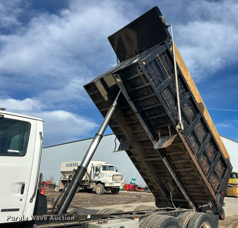 image for item EK2790 2005 Sterling Truck L9500  dump truck