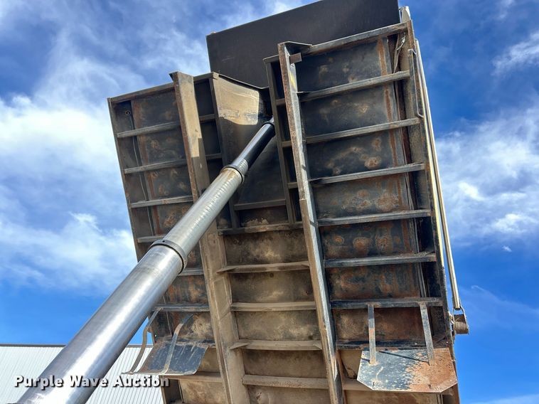 image for item EK2790 2005 Sterling Truck L9500  dump truck