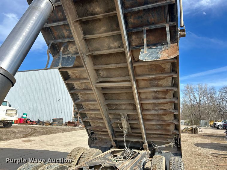 image for item EK2790 2005 Sterling Truck L9500  dump truck