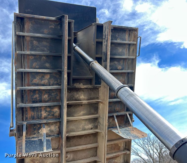 image for item EK2790 2005 Sterling Truck L9500  dump truck