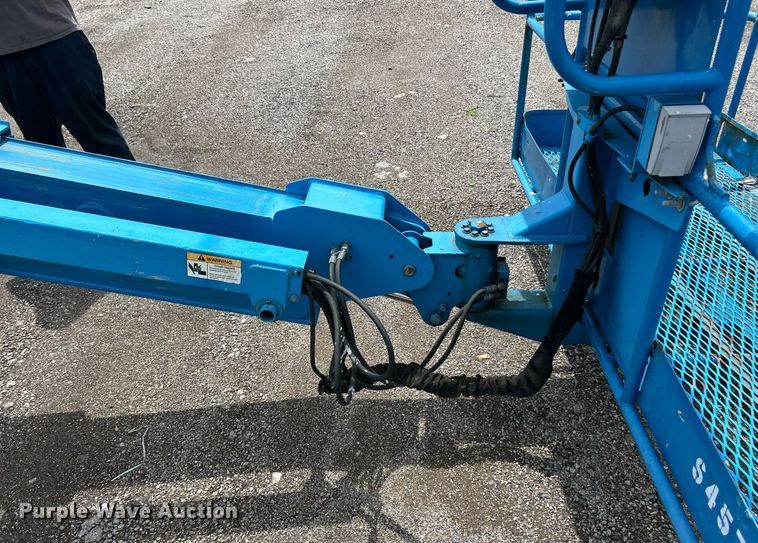 image for item EK8124 2005 Genie S-60 boom lift