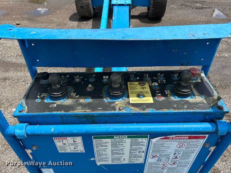 image for item EK8124 2005 Genie S-60 boom lift