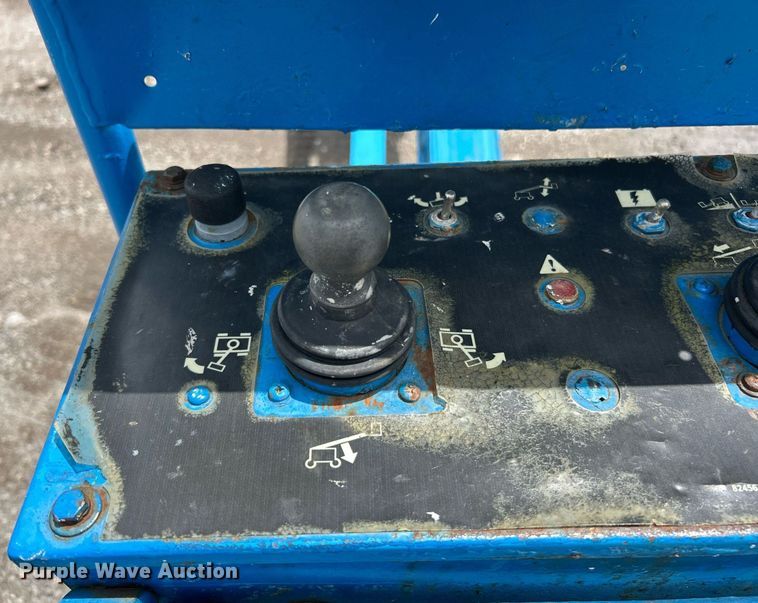 image for item EK8124 2005 Genie S-60 boom lift