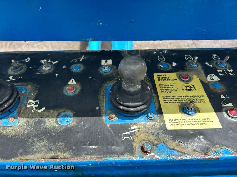 image for item EK8124 2005 Genie S-60 boom lift