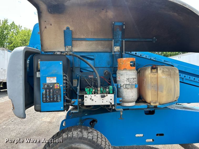 image for item EK8124 2005 Genie S-60 boom lift