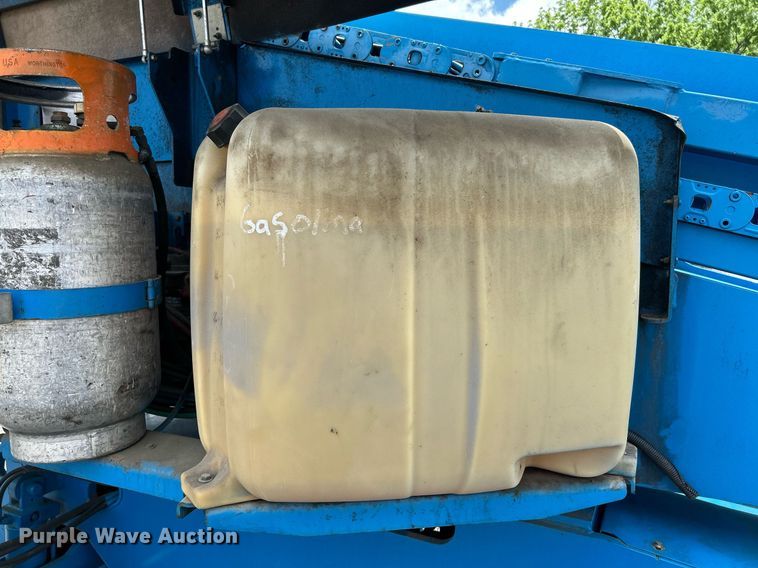 image for item EK8124 2005 Genie S-60 boom lift