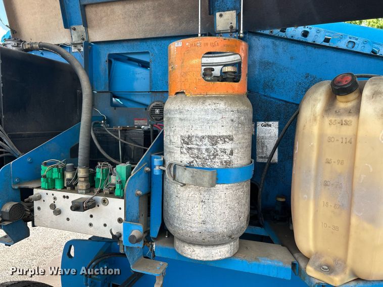 image for item EK8124 2005 Genie S-60 boom lift