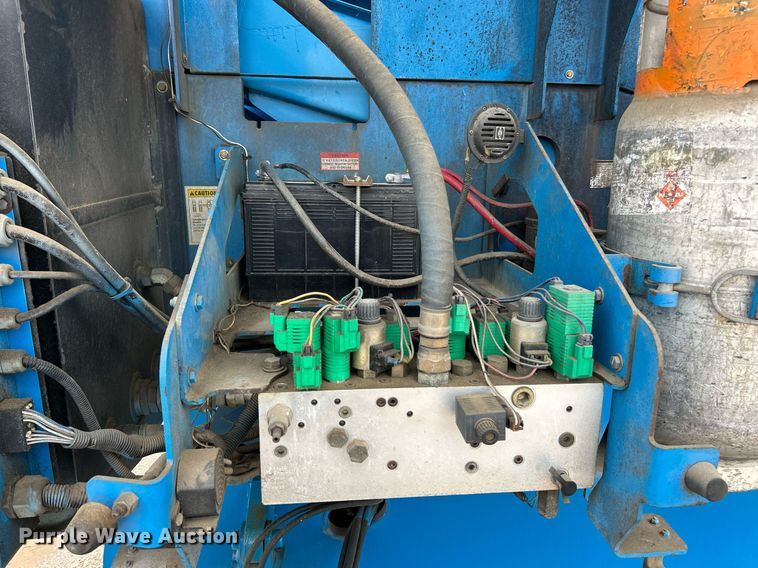 image for item EK8124 2005 Genie S-60 boom lift