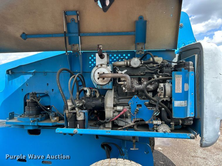 image for item EK8124 2005 Genie S-60 boom lift