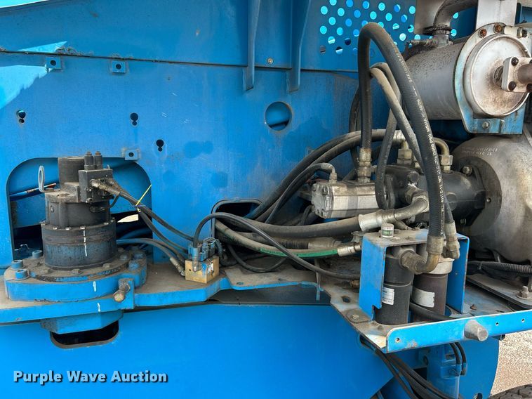 image for item EK8124 2005 Genie S-60 boom lift