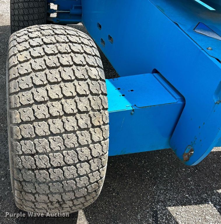 image for item EK8124 2005 Genie S-60 boom lift