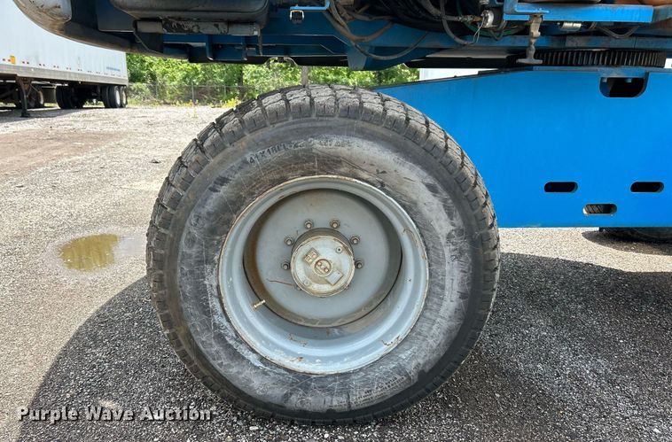 image for item EK8124 2005 Genie S-60 boom lift