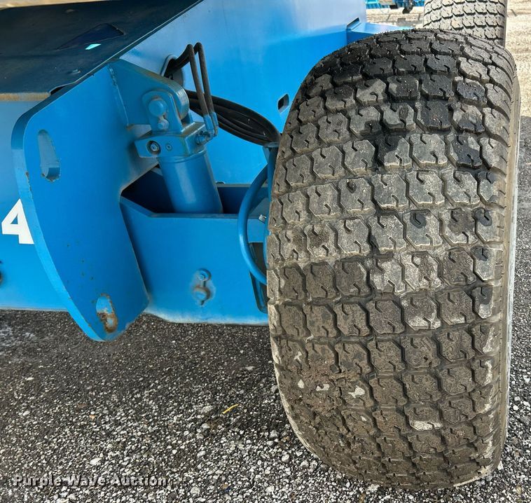 image for item EK8124 2005 Genie S-60 boom lift