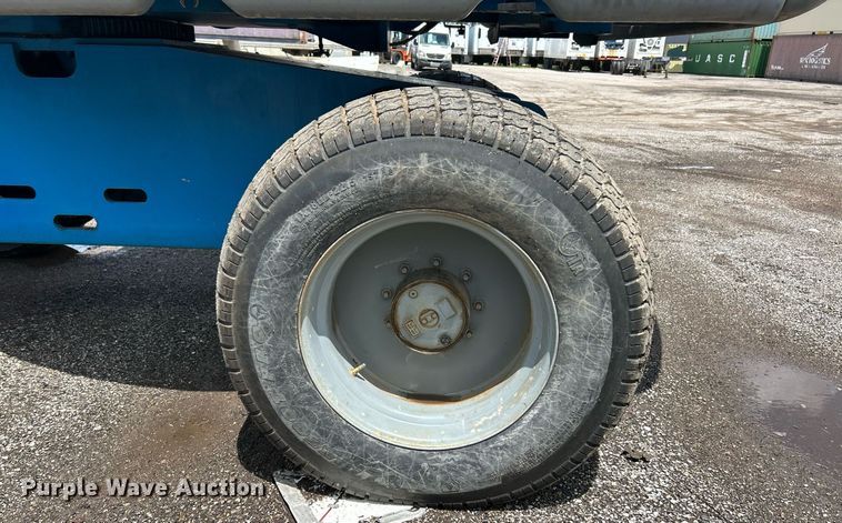 image for item EK8124 2005 Genie S-60 boom lift