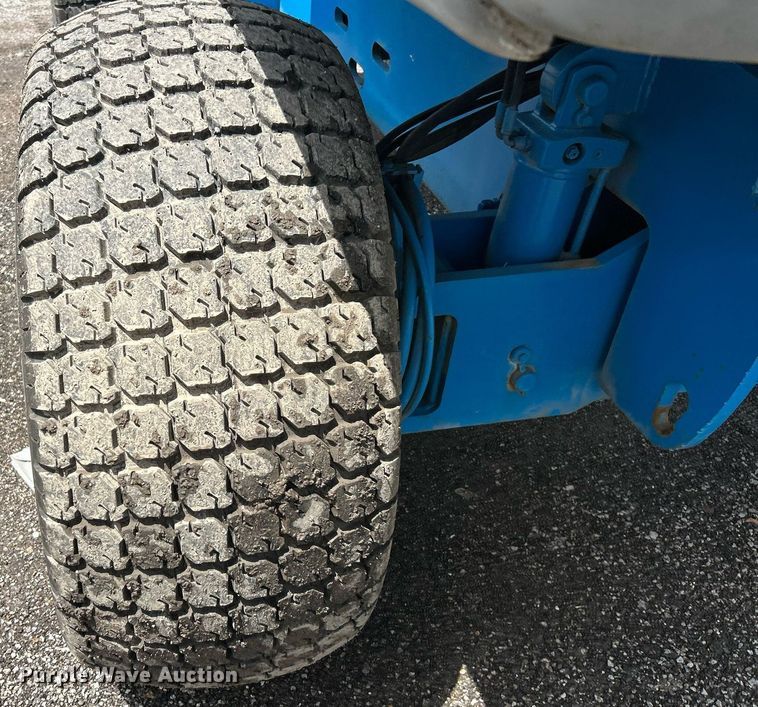 image for item EK8124 2005 Genie S-60 boom lift