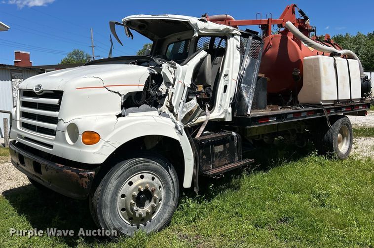 image for item EK8145 2000 Sterling L7501 flatbed truck