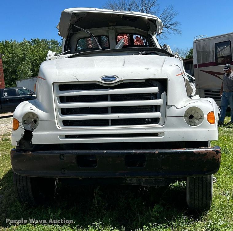 image for item EK8145 2000 Sterling L7501 flatbed truck