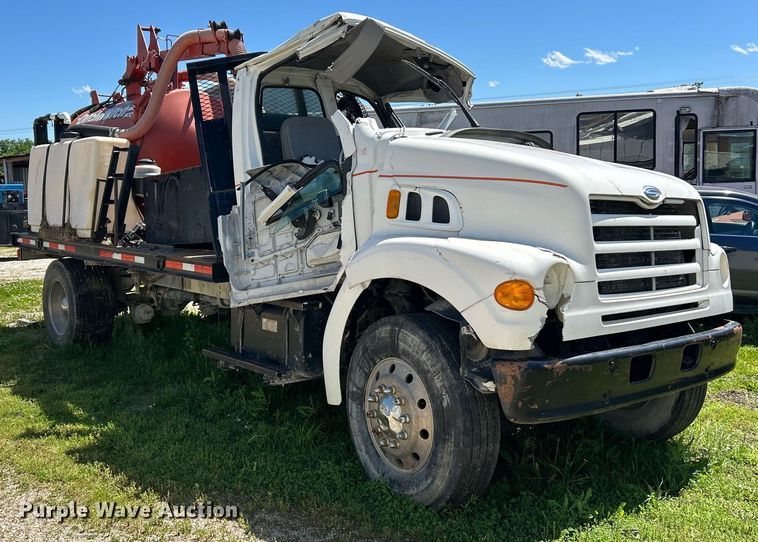 image for item EK8145 2000 Sterling L7501 flatbed truck