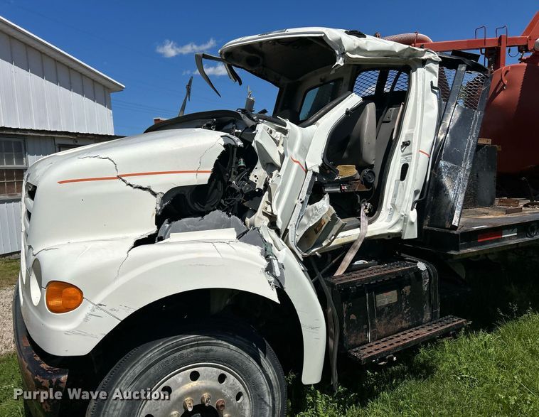 image for item EK8145 2000 Sterling L7501 flatbed truck