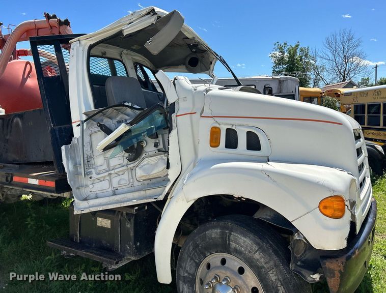 image for item EK8145 2000 Sterling L7501 flatbed truck