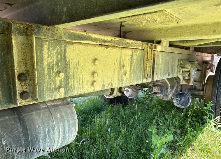 image for item EK8145 2000 Sterling L7501 flatbed truck