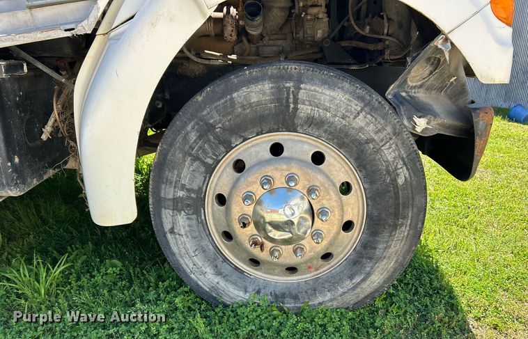 image for item EK8145 2000 Sterling L7501 flatbed truck