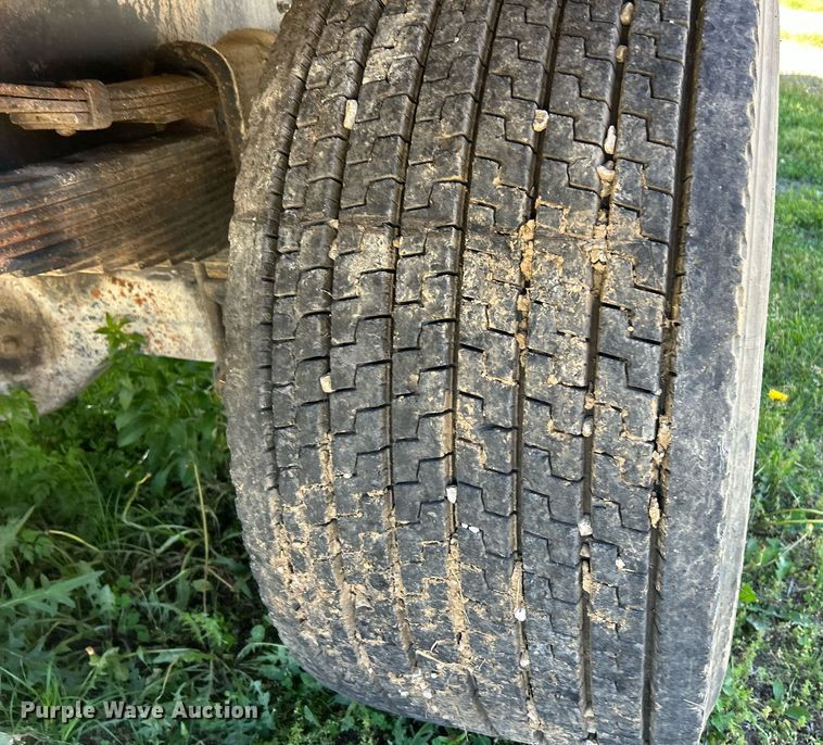 image for item EK8145 2000 Sterling L7501 flatbed truck