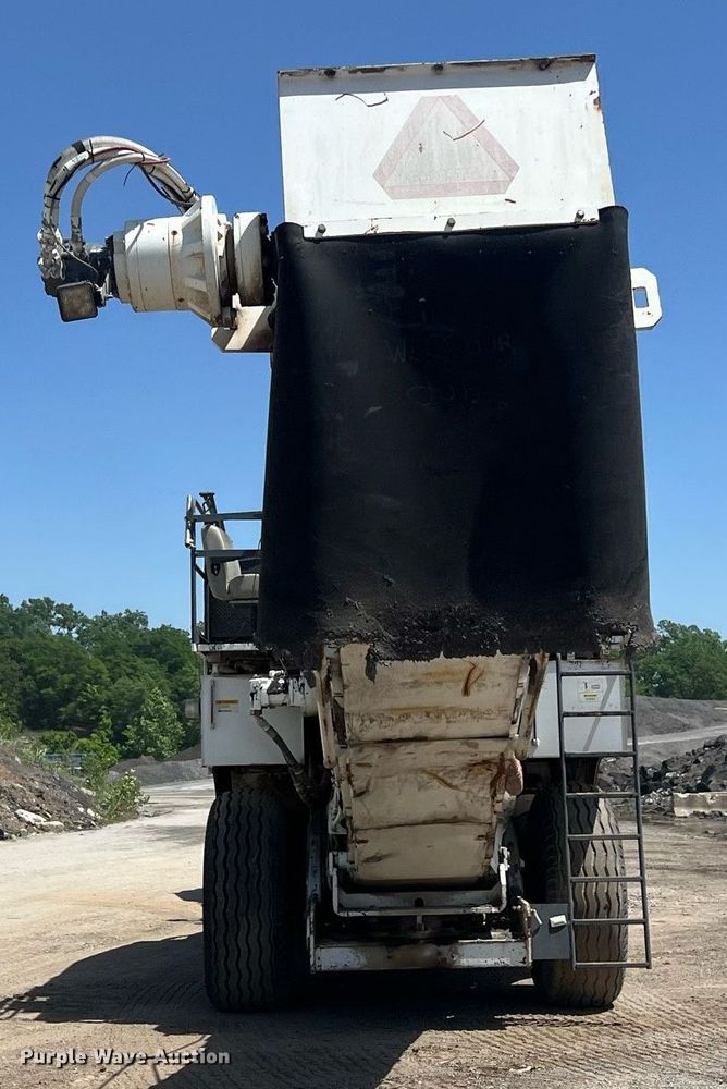 image for item EM2519 2005 Roadtec SB-2500C material transfer vehicle