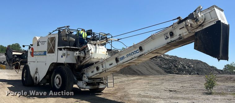 image for item EM2519 2005 Roadtec SB-2500C material transfer vehicle