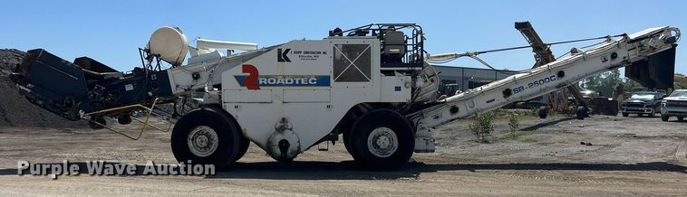 image for item EM2519 2005 Roadtec SB-2500C material transfer vehicle