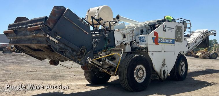 image for item EM2519 2005 Roadtec SB-2500C material transfer vehicle