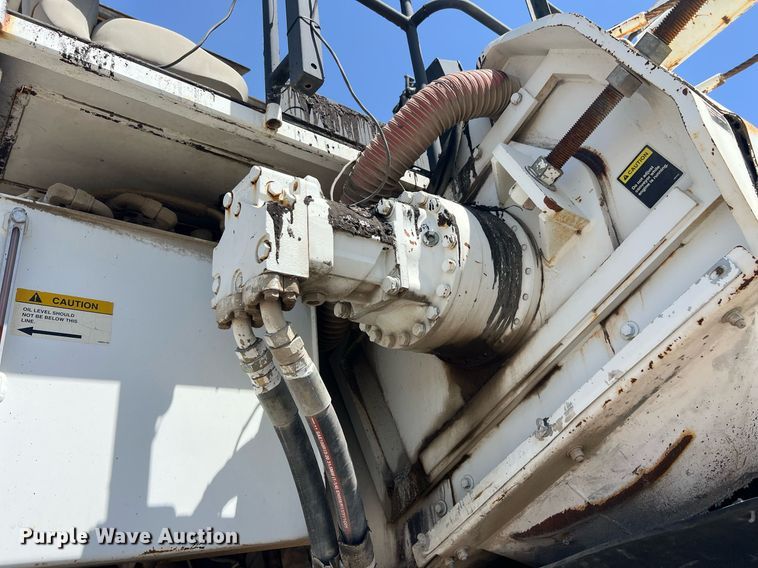 image for item EM2519 2005 Roadtec SB-2500C material transfer vehicle