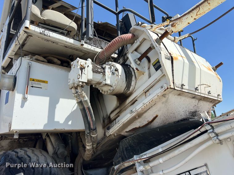 image for item EM2519 2005 Roadtec SB-2500C material transfer vehicle