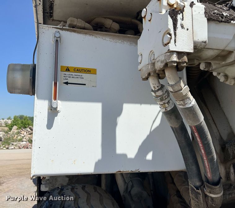 image for item EM2519 2005 Roadtec SB-2500C material transfer vehicle