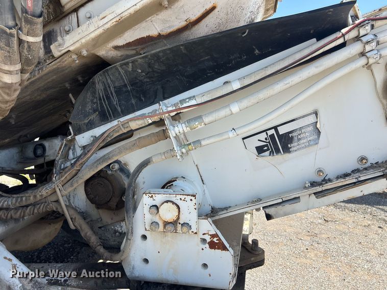 image for item EM2519 2005 Roadtec SB-2500C material transfer vehicle