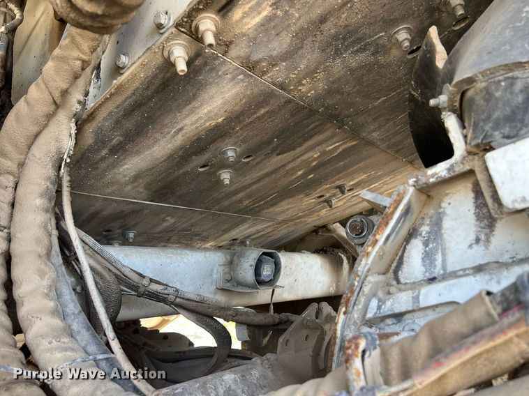 image for item EM2519 2005 Roadtec SB-2500C material transfer vehicle