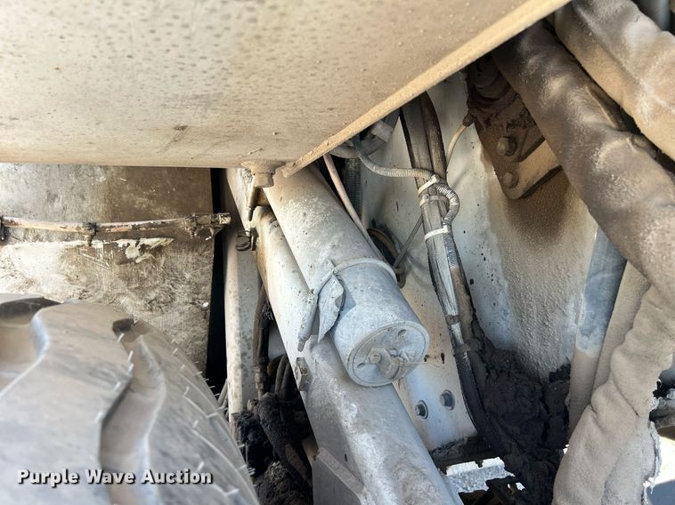 image for item EM2519 2005 Roadtec SB-2500C material transfer vehicle