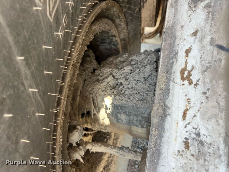 image for item EM2519 2005 Roadtec SB-2500C material transfer vehicle