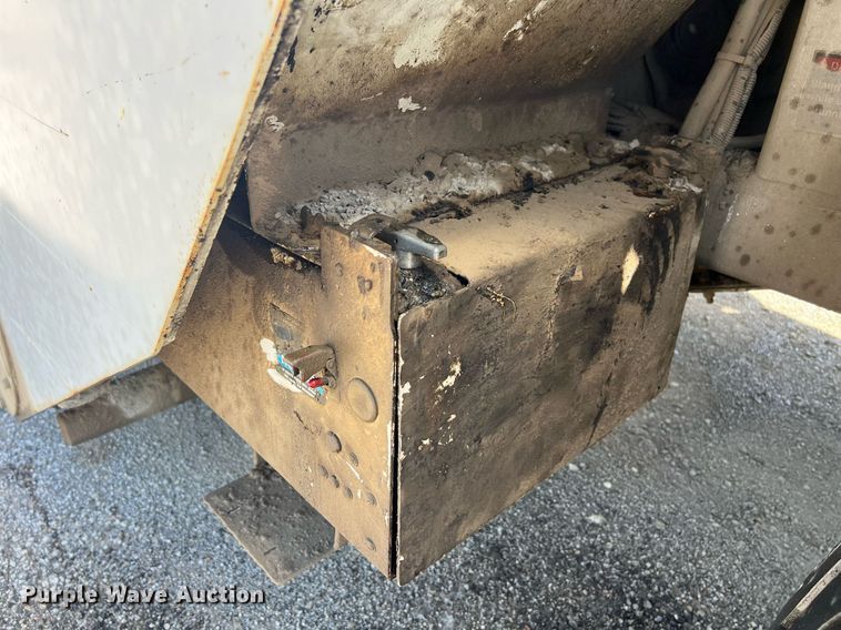 image for item EM2519 2005 Roadtec SB-2500C material transfer vehicle