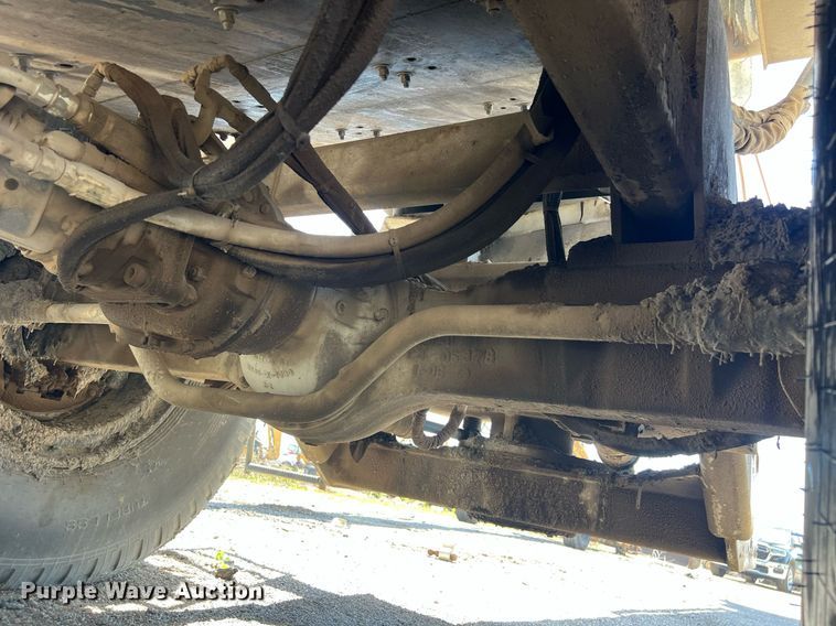 image for item EM2519 2005 Roadtec SB-2500C material transfer vehicle