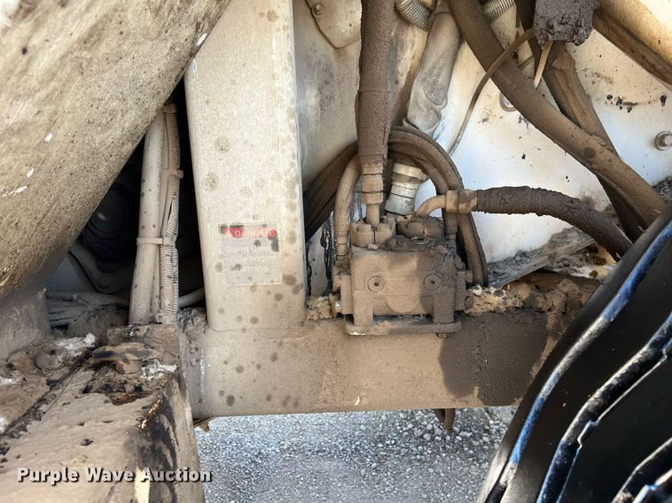 image for item EM2519 2005 Roadtec SB-2500C material transfer vehicle