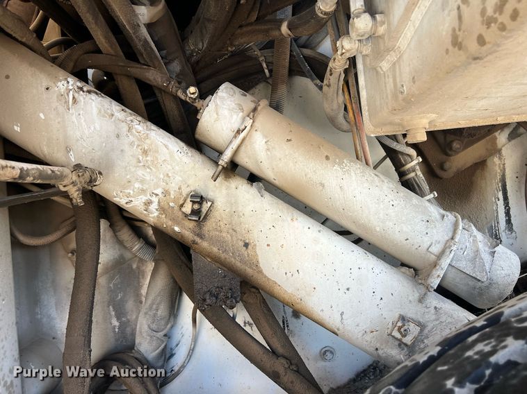 image for item EM2519 2005 Roadtec SB-2500C material transfer vehicle