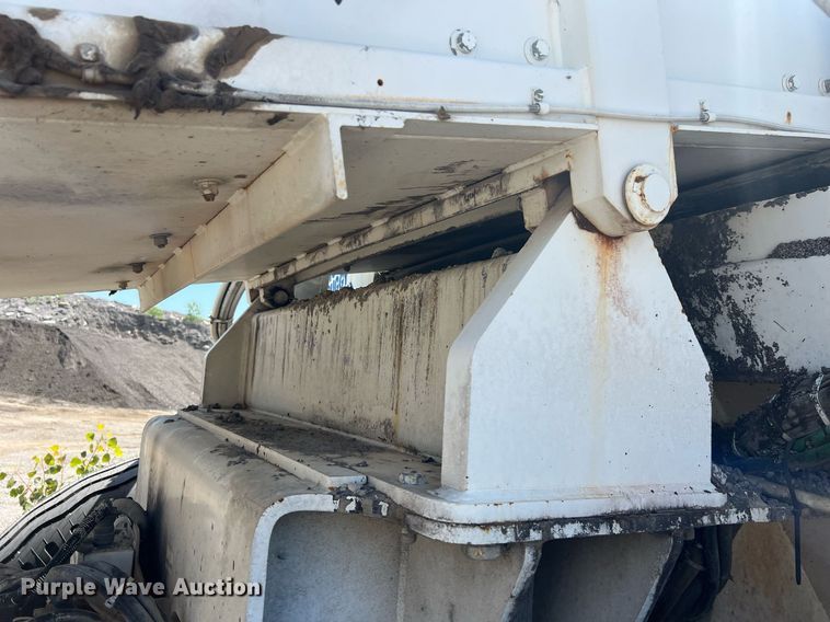 image for item EM2519 2005 Roadtec SB-2500C material transfer vehicle