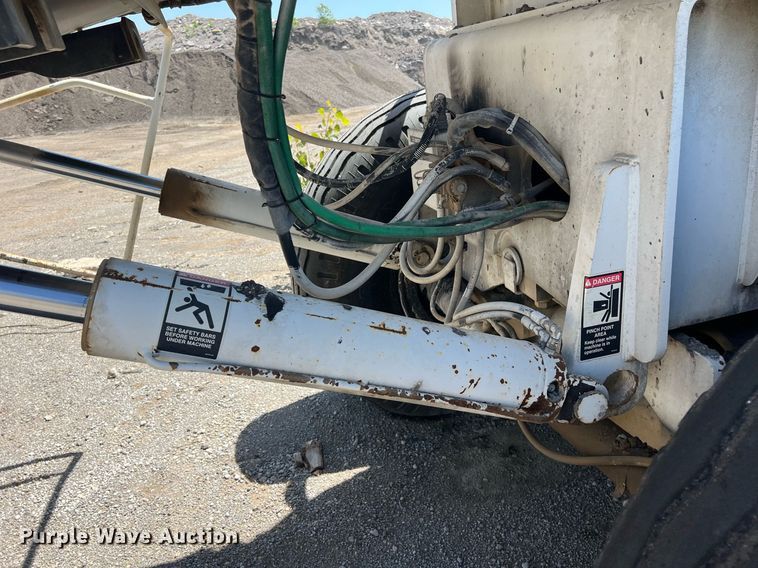 image for item EM2519 2005 Roadtec SB-2500C material transfer vehicle