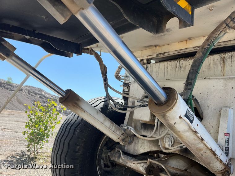 image for item EM2519 2005 Roadtec SB-2500C material transfer vehicle