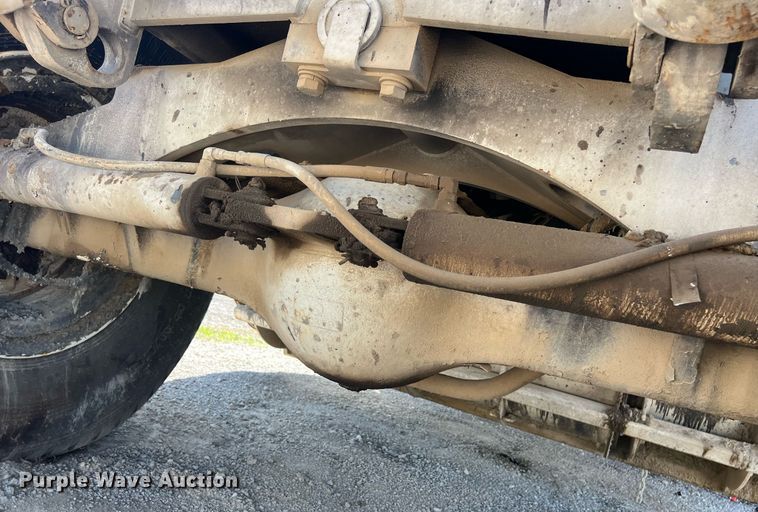 image for item EM2519 2005 Roadtec SB-2500C material transfer vehicle