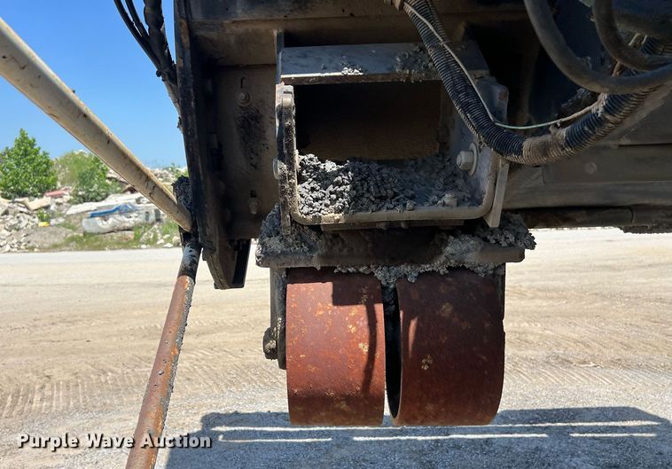 image for item EM2519 2005 Roadtec SB-2500C material transfer vehicle