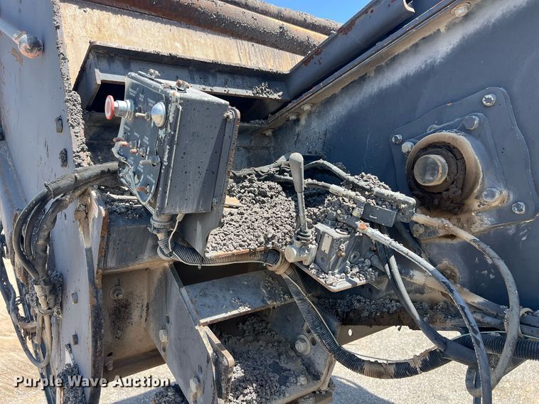 image for item EM2519 2005 Roadtec SB-2500C material transfer vehicle